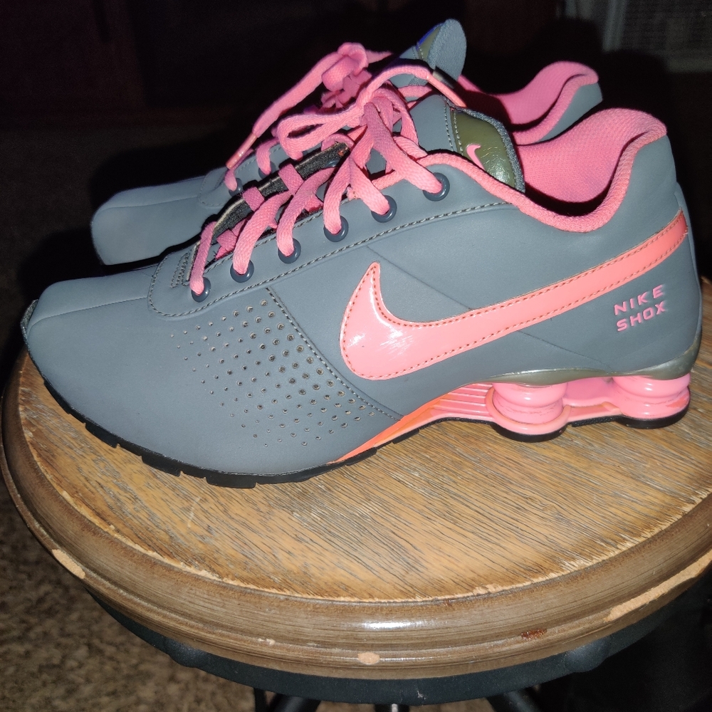 Nike shox like new 5.5y equivalent to a woman's size 7